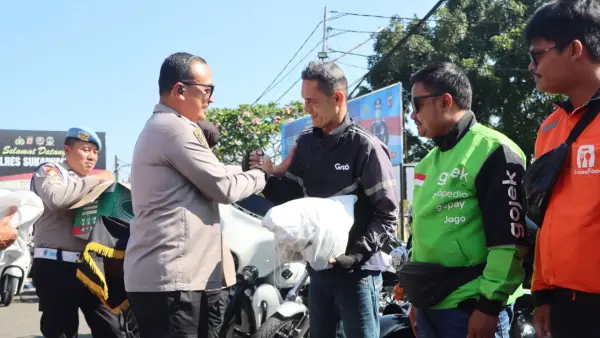 Kapolres Sukabumi Kota, AKBP Sentot Kunto Wibowo saat memberikan helm gratis kepada Ojol. (Sumber: Istimewa)