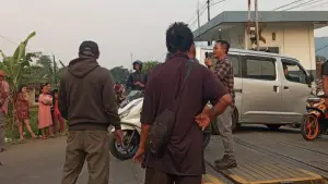 Perlintasan di jalan alternatif nagrak karangtengah Cibadak, pasca insiden truk tertemper KA Pangrango (Sumber: dok warga)