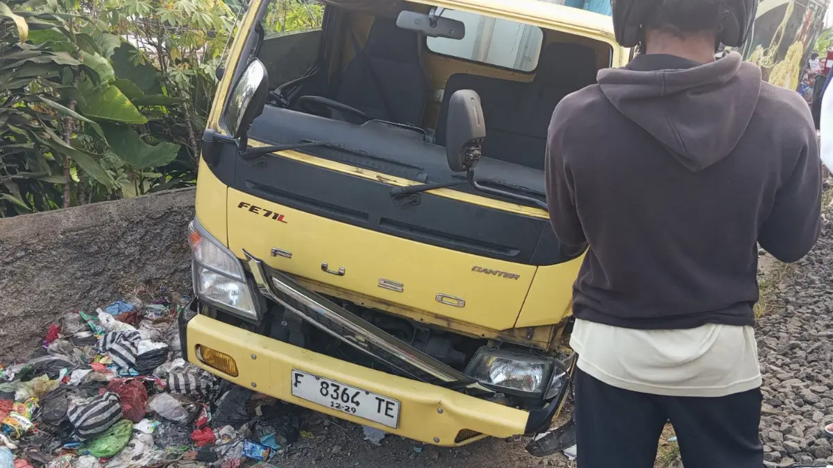 Saat Adzan Ashar, Saksi Ungkap Detik-detik KA Pangrango Tabrak Truk di Jalan Alternatif Karangtengah Cibadak