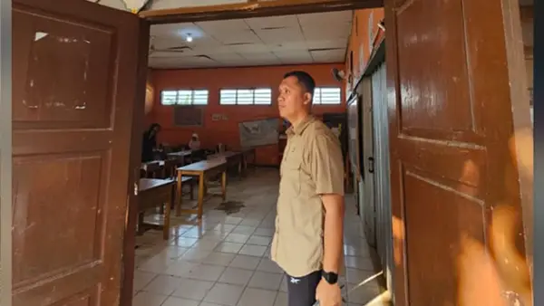 Sekretaris Dinas Pendidikan Kabupaten Sukabumi, Herdiawan Waryadi, melakukan monitoring ke sejumlah sekolah. (Sumber : Dok disdik.).