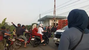 Palang pintu perlintasan kereta api di Jalan Alternatif Cibadak-Nagrak, TKP Truk Boks tertemper KA Pangrango. Jumat (19/6/2026). (Sumber: Istimewa)