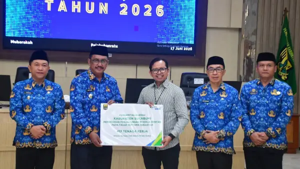 Penyerahan kepesertaan secara simbolis oleh Bupati Sukabumi Asep Japar. (Sumber: Istimewa)