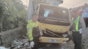 polisi saat melakukan olah tkp dalam peristiwa kecelakaan KA Pangrango di Cibadak, Sukabumi. Jumat (19/6/2026). (Sumber: Istimewa)
