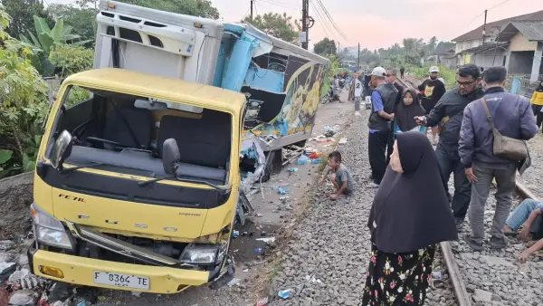 Kondisi truk boks usai tertabrak KA Pangrango di Cibadak, Sukabumi. (Sumber: Istimewa)