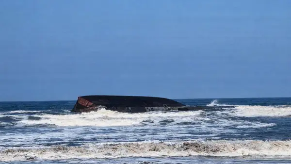 Tongkang  Baru Bara tujuan PLTU Cilacap Jateng terdampar di pesisir pangandaran Jawa Barat (Sumber: dok warganet)