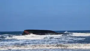 Tongkang  Baru Bara tujuan PLTU Cilacap Jateng terdampar di pesisir pangandaran Jawa Barat (Sumber: dok warganet)