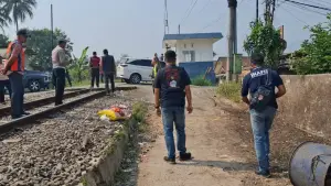 Tim indentifikasi polres sukabumi bersama petugas PT KAI olah TKP di perlintasan kereta jalan alternatif karangtengah cibadak (Sumber: dok warga)