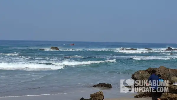 Keluarga pantau proses pencarian ayah dan anak yang tenggelam di muara cipanarikan pangumbahan Sukabumi (Sumber: sukabumiupdate)