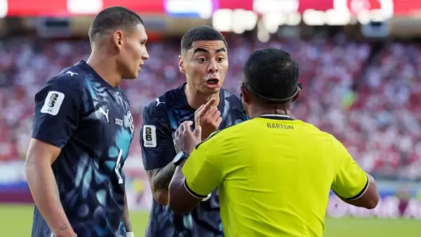 Reaksi Miguel Almiron saat menerima kartu merah di pertandingan antara Paraguay vs Turki (Sumber: web/en.as.com)