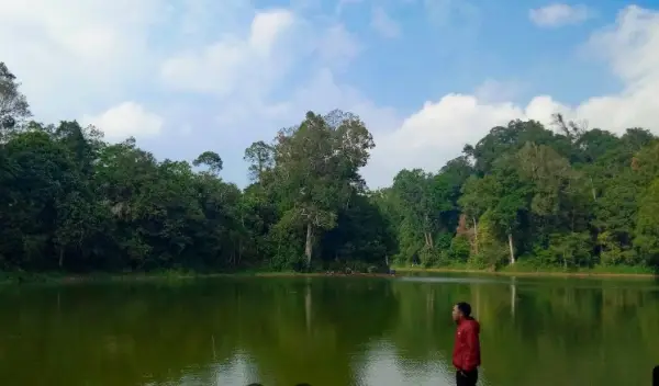 Talaga Warna yang di Nyalindung adalah salah satu danau alami yang jadi destinasi wisata di Sukabumi (Sumber : Gmaps)