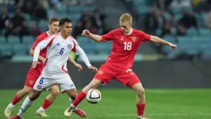 Pemain Rusia tengah berduel di pertandingan menghadapi Chile (Sumber: web/en.as.com)