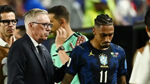 Raphinha mengalami keluhan setelah mengalami cedera hamstring di laga Brasil vs Haiti (Sumber: web/en.as.com)