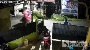 Momen pelaku menggasak motor Honda Vario milik warga Tugubandung Kabandungan Sukabumi. (Sumber Foto: Tangkapan layar video CCTV)