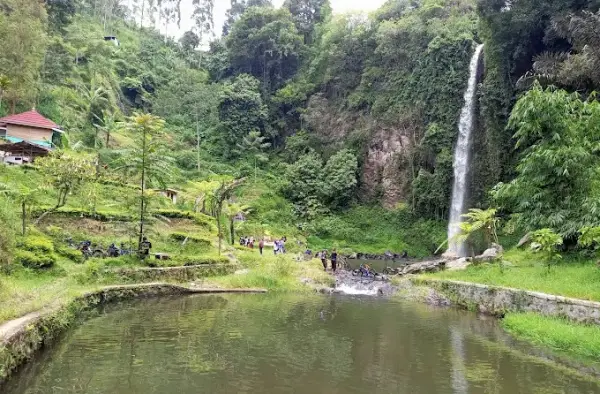 Curug Bugbrug adalah salah satu air terjun eksotis yang ada di kawasan sesar Lembang, Bandung Barat (Sumber : Gmaps/msr flora)