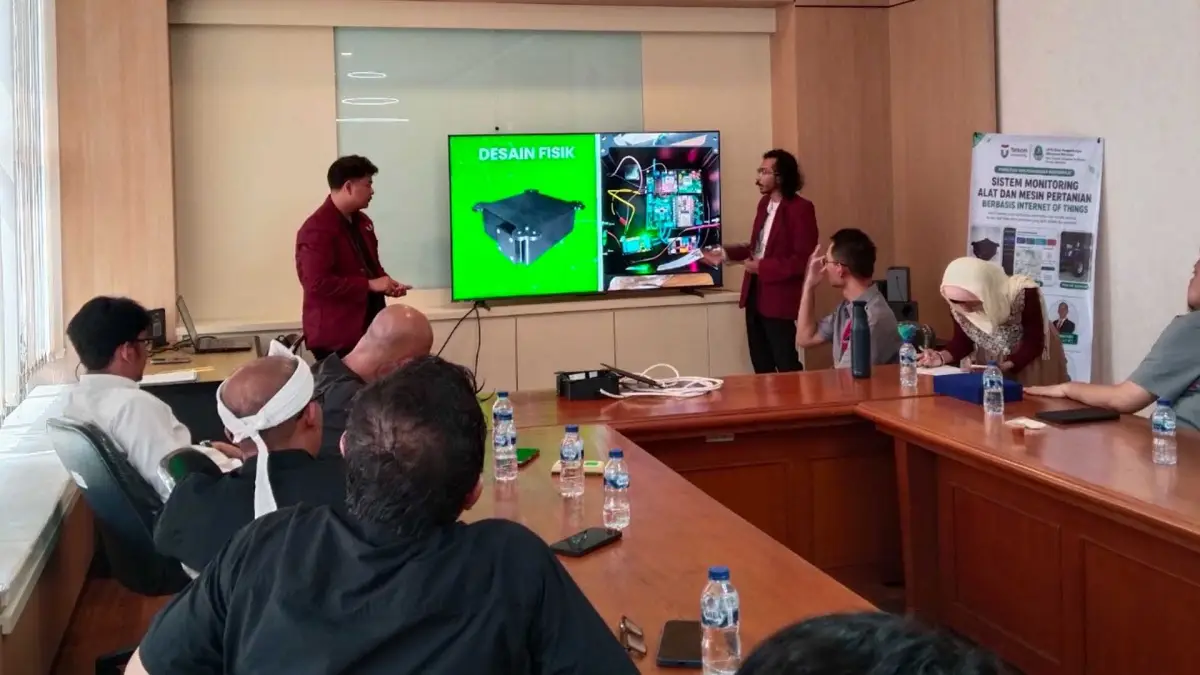 Tim pengabdian masyarakat Telkom University memaparkan Sistem Monitoring Alat dan Mesin Pertanian (Alsintan) berbasis Internet of Things (IoT) di hadapan jajaran UPTD BP Mektan Jabar.