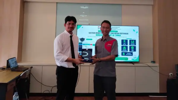 Kepala UPTD BP Mektan Jabar Anggi Jingga (kemeja putih), menerima secara simbolis perangkat Sistem Monitoring Alsintan berbasis IoT dari tim pengabdian masyarakat Telkom University. (Sumber Foto: Istimewa)