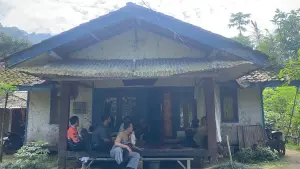 Rumah Abah Sarnuh di Kontrak Pasirdatar, Desa Sukamulya, Kecamatan Caringin, Kabupaten Sukabumi. (Sumber: Istimewa)