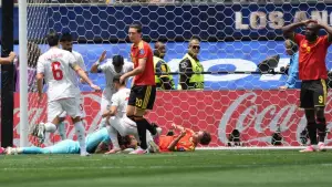 Aksi Alireza Beiranvand saat tampil gemilang di bawah mistar Iran saat menghdapi Belgia (Sumber: web/espn.com)