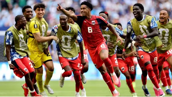 Selebrasi Kevin Pina setelah berhasl melalui sepakan keras dari luar kotak penalti ke gawang Uruguay (Sumber: web/espn.com)