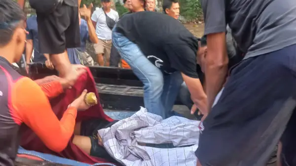 Korban tenggelam di Curug Larangan, Ciemas, Sukabumi saat dievakuasi petugas. (Sumber: Dok Warga)