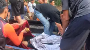 Korban tenggelam di Curug Larangan, Ciemas, Sukabumi saat dievakuasi petugas. (Sumber: Dok Warga)