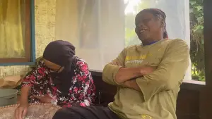Potret Abah Sarnuh bersama sang istri saat berada di rumahnya di kawasan Kontrak Pasirdatar, Desa Sukamulya, Kecamatan Caringin, Kabupaten Sukabumi. (Sumber: Istimewa)