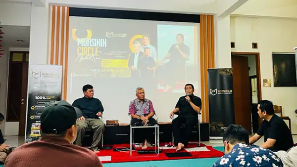 Burhan Sholihin (Direktur STIFIn Genetic Indonesia), Eko Pratomo (Arunami Investment), Jamil Azzaini (Yayasan Kampoong Ecopreneur ) dikusi acara Muhisinin Club-wakaf produktif, Bandung (22/06//2026). (Sumber : Istimewa.)