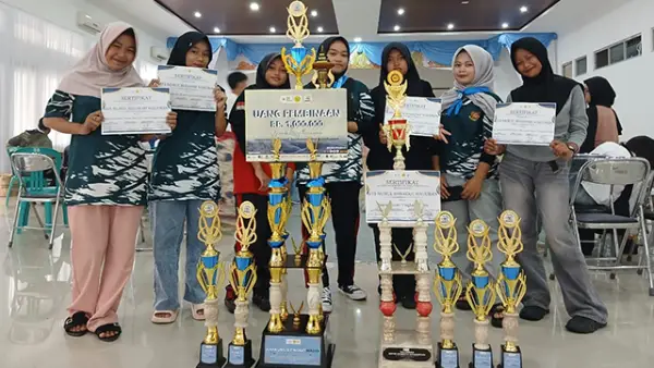 Tim PMR MTs Nurul Hidayah Waluran Juara Umum di lomba PMR KSR PMI Unit Universitas Suryakencana se Jabar dan raih Piala Bergilir Gubernur Jabar serta Piala Bergilir Rektor Universitas Suryakencana Tahun 2026. (Sumber : Istimewa.)