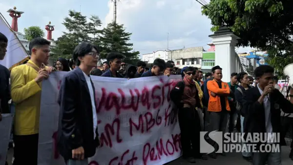 Puluhan mahasiswa dari BEM Nusantara melaksanakan aksi unjuk rasa di depan kantor Bupati Sukabumi atau Pendopo Sukabumi. Senin (22/6/2026). (Sumber: SU/Turangga Anom)