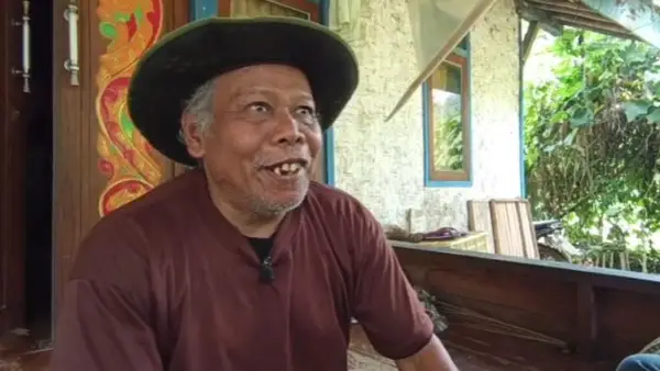Abah Sarnuh, Petani 86 tahun asal Pasirdatar, Desa Sukamulya, Kecamatan Caringin, Kabupaten Sukabumi berhasil nikmati listrik gratis dari kincir air buatannya sendiri. (Sumber: Istimewa)