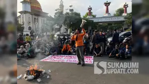 Aksi demonstrasi BEM Nusantara di depan Pendopo Sukabumi pada Senin (22/6/2026). (Sumber Foto: SU/Turangga Anom)