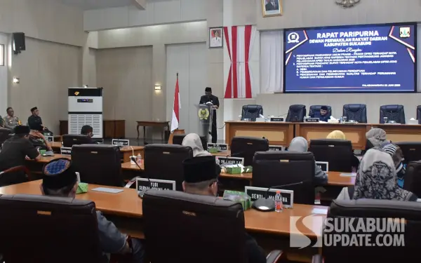 Bupati Sukabumi, Asep Japar, saat mengikuti jalannya Rapat Paripurna mengenai pembahasan LKPJ APBD 2025 dan tiga Raperda inisiatif di Gedung DPRD Kabupaten Sukabumi, Senin (22/6/2026). (Sumber Foto: SU/Ilyas)