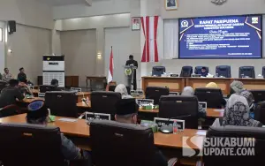 Bupati Sukabumi, Asep Japar, saat mengikuti jalannya Rapat Paripurna mengenai pembahasan LKPJ APBD 2025 dan tiga Raperda inisiatif di Gedung DPRD Kabupaten Sukabumi, Senin (22/6/2026). (Sumber Foto: SU/Ilyas)