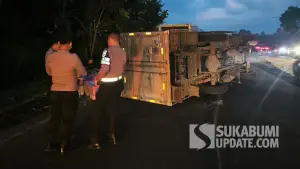 Petugas kepolisian saat olah TKP kecelakaan truk air mineral yang terguling di Jalur Lingkar Selatan Cisaat Sukabumi. (Sumber Foto: Dok. Polres Sukabumi Kota)