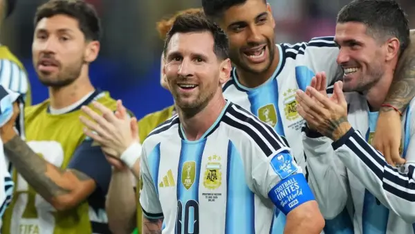 Aksi Lionel Messi setelah berhasil mencetak dua gol kemenangan untuk Argentina saat menghadapi Austria (Sumber: web/en.as.com)