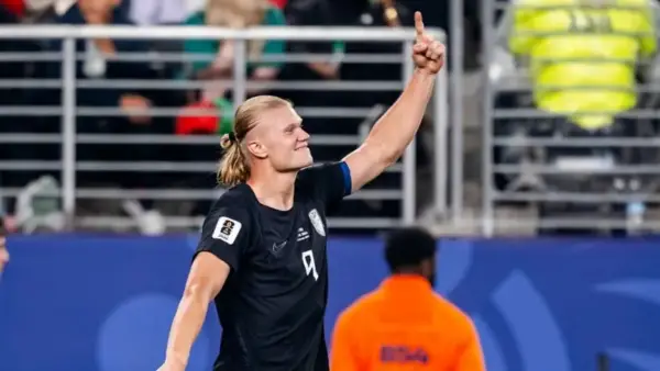 Selebrasi Erling Haaland setelah berhasil mencetak gol untuk Norwegia saat menghadapi Senegal. (Sumber: web/bbc.com)