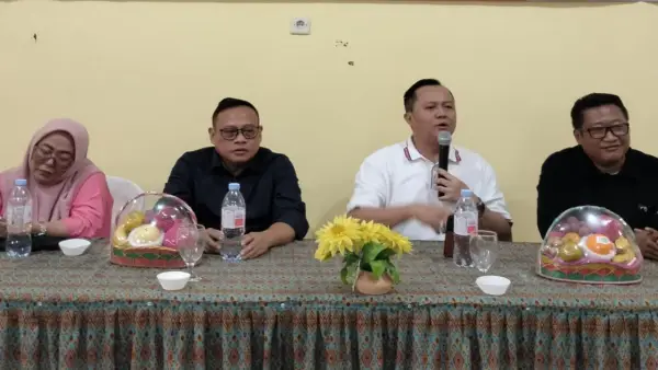 Anggota DPRD Jabar Muhammad Jaenudin didampingi Ketua DPC PDI Perjuangan Kota Sukabumi saat pengawasan penyelenggaraan pemerintahan di Kelurahan Sindangpalay, Senin (8/6/2026) | Foto : Tim Adc