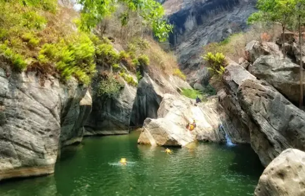 Sanghyang Heuleut, salah satu destinasi wisata eksotis yang ada di balik tebing batuan Cipatat, Bandung Barat (Sumber : Gmaps)