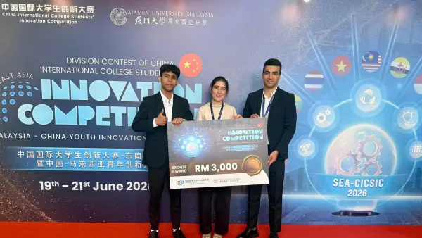 Tiga mahasiswa internasional Universitas Nusa Putra berhasil meraih Bronze Medal pada ajang SEA-CICSIC 2026 di Malaysia. (Sumber Foto: Dok. NPU)