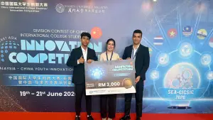 Tiga mahasiswa internasional Universitas Nusa Putra berhasil meraih Bronze Medal pada ajang SEA-CICSIC 2026 di Malaysia. (Sumber Foto: Dok. NPU)