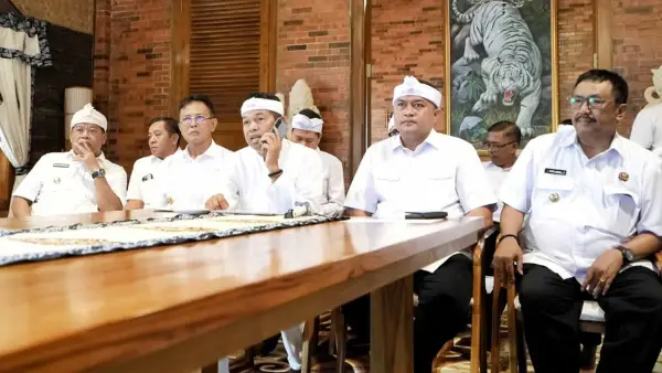 Gubernur Jabar Dedi Mulyadi bersama sejumlah kepala daerah termasuk Bupati Sukabumi Asep Japar mengikuti secara virtual peresmian Program Inpres Jalan Daerah oleh Presiden Prabowo dari Lembur Pakuan. (Sumber Foto: Humas Jabar)