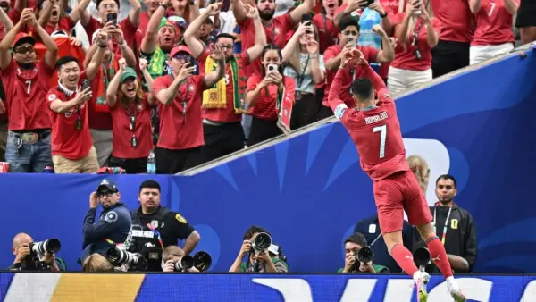 Seleberasi Cristiano Ronaldo setelah berhasil mencetak gol ke gawang Uzbekistan. (Sumber: web/en.as.com)
