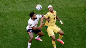 Aksi Reece James berduel dengan Jordan Ayew di laga Inggris vs Ghana di Piala Dunia 2026. (Sumber: web/en.as.com)