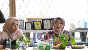 Ketua Komisi II DPRD Jabar Lina Ruslinawati (kanan) di UPTD BPTSP dan HPT Cikole Lembang, Bandung Barat (Sumber : dok tim)