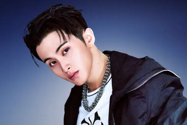 Mark Lee Eks NCT Minta Maaf Usai Pakai Kaos dengan Simbol Perbudakan-Kebencian (Sumber : X/@soompi)