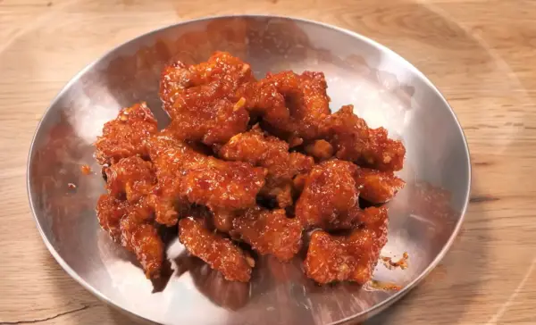 Resep Ayam Chili Manis Korea, Hidangan Drakor yang Manis Pedas Menggoda (Sumber : Youtube | DinnerPrep)