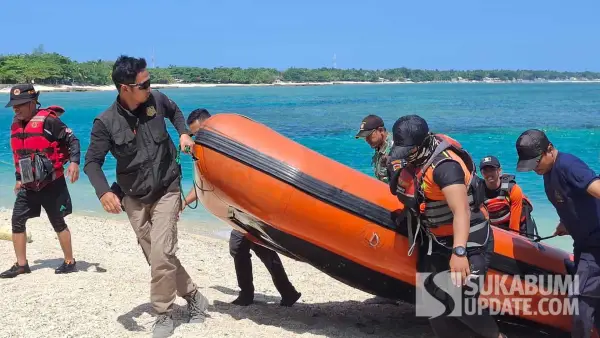 Tim SAR gabungan menggunakan perahu karet milik Basarnas saat melakukan pencarian Tobi Efendi di kawasan Pantai Cikepuh-Sodong Parat, Kecamatan Ciemas, Kabupaten Sukabumi. (Sumber : Istimewa)
