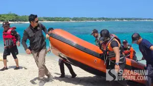 Tim SAR gabungan menggunakan perahu karet milik Basarnas saat melakukan pencarian Tobi Efendi di kawasan Pantai Cikepuh-Sodong Parat, Kecamatan Ciemas, Kabupaten Sukabumi. (Sumber : Istimewa)