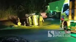 Sebuah truk bermuatan sekam padi terguling di Tanjakan Baeud Warungkiara, Kabupaten Sukabumi, Rabu (24/6/2026). (Sumber Foto: Istimewa)