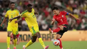 Duel Son Heung Min (kanan) dan Yaya Sithole (kiri) di laga Afrika Selatan menghadapi Korea Selatan. (Sumber: web/bbc.com)